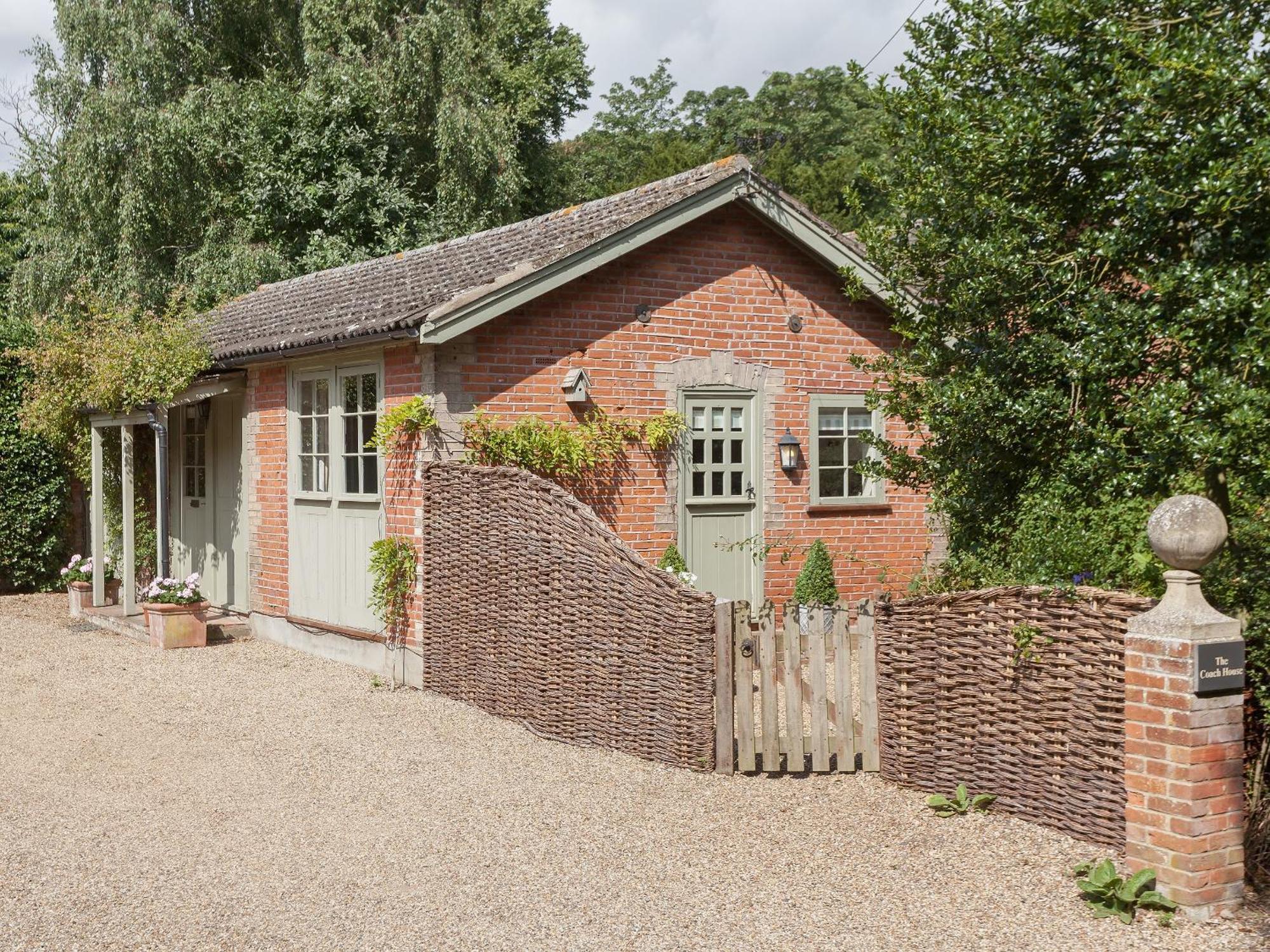 Вилла The Coach House Tattingstone Экстерьер фото